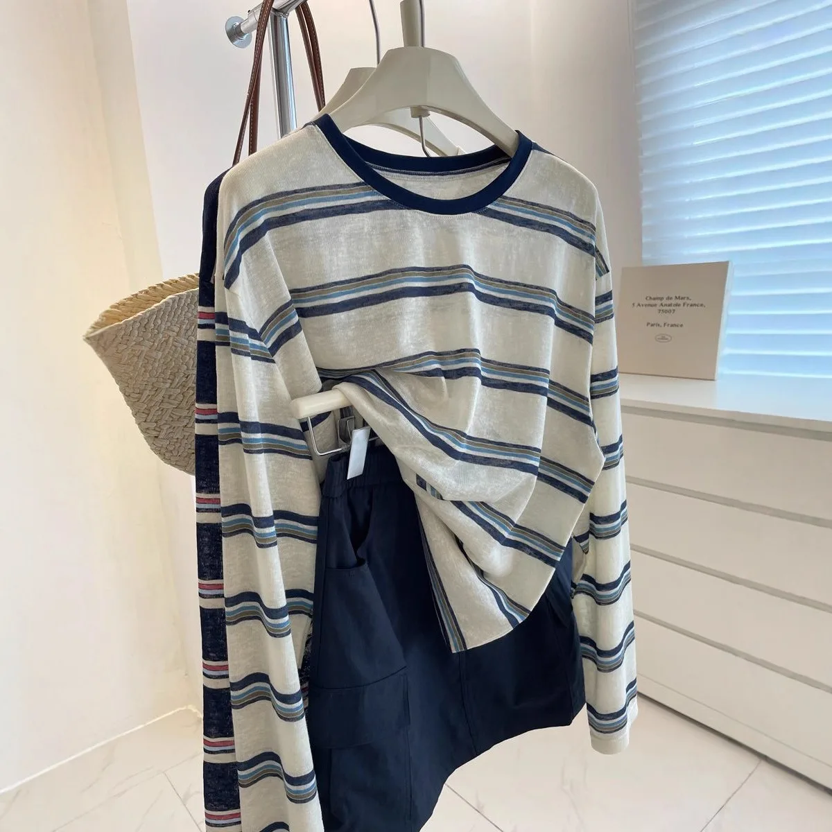 Minimalist Blue White Stripe L - Wallpaper ulasan dan harga