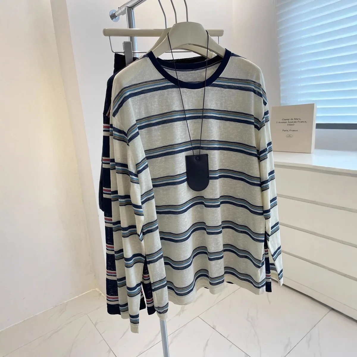 Minimalist Blue White Stripe L - Wallpaper ulasan dan harga